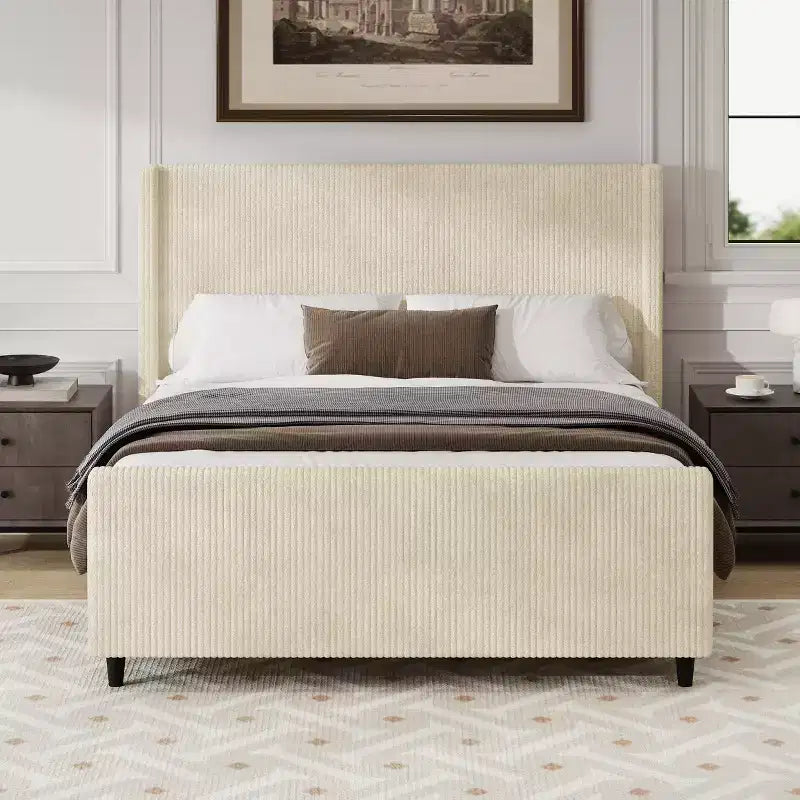 Struttura letto in velluto a coste con testiera a giorno, color crema