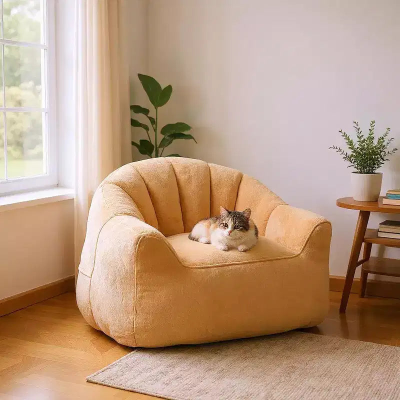 Poltrona d'accento Plush Lounge con base completamente rivestita, beige champagne