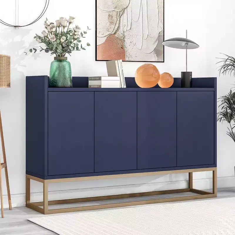 Elegante madia a 4 ante con 4 ripiani regolabili