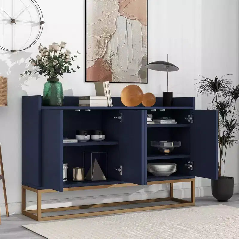 Elegante madia a 4 ante con 4 ripiani regolabili