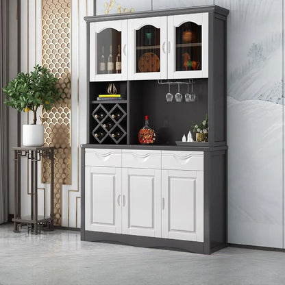 Cucina in legno, credenza bianca, portabottiglie integrato