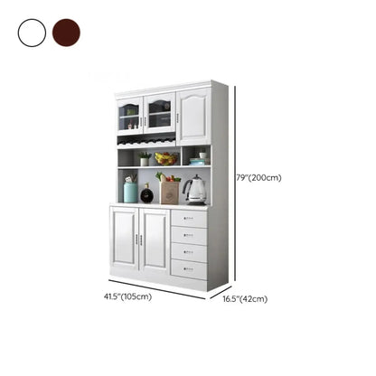 Cucina in legno, credenza bianca, portabottiglie integrato