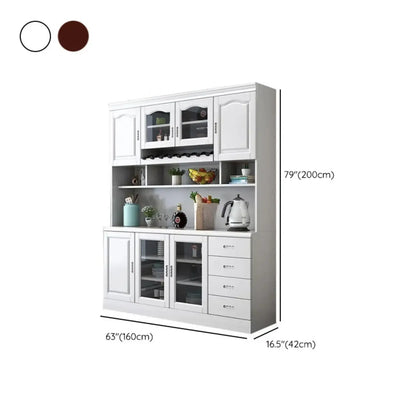 Cucina in legno, credenza bianca, portabottiglie integrato