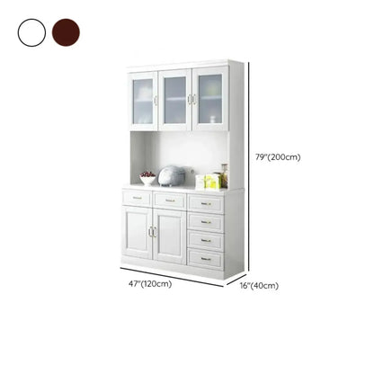 Cucina in legno, credenza bianca, portabottiglie integrato