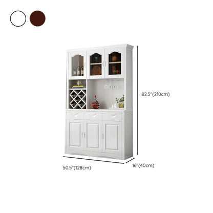 Cucina in legno, credenza bianca, portabottiglie integrato
