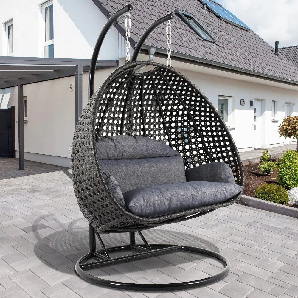 LeisureMod Sedia a Uovo Sospesa per 2 Persone con Supporto - Dondolo Pensile per Esterni/Interni in Rattan Intrecciato con Cuscini