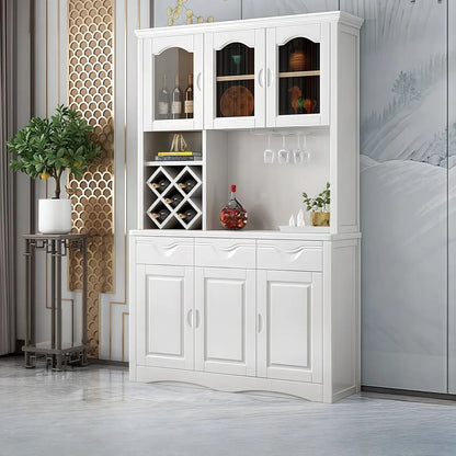 Cucina in legno, credenza bianca, portabottiglie integrato