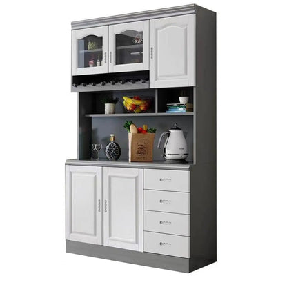 Cucina in legno, credenza bianca, portabottiglie integrato