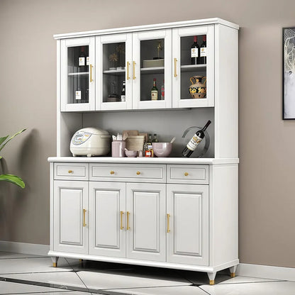 Cucina in legno, credenza bianca, portabottiglie integrato