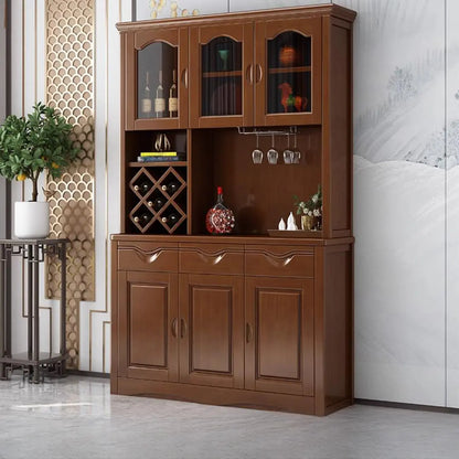 Cucina in legno, credenza bianca, portabottiglie integrato
