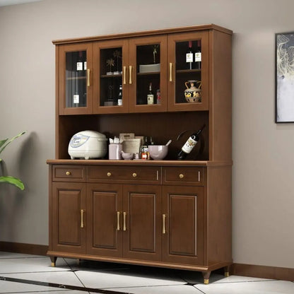 Cucina in legno, credenza bianca, portabottiglie integrato