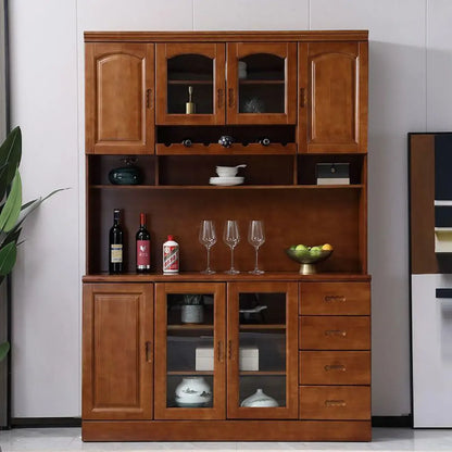Cucina in legno, credenza bianca, portabottiglie integrato