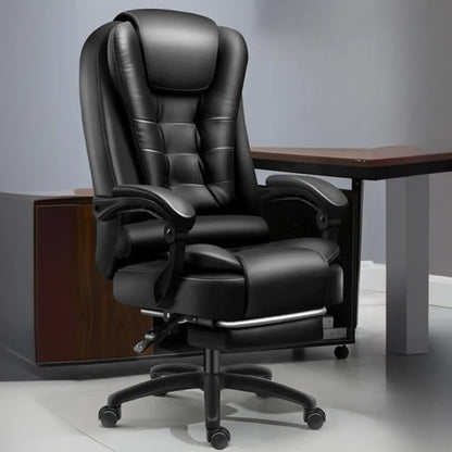 Sedia da ufficio girevole ergonomica in pelle nera con poggiapiedi