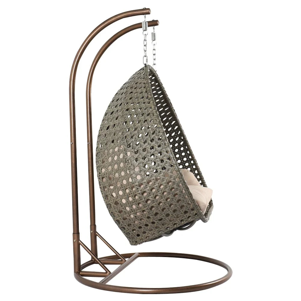 LeisureMod Sedia a Uovo Sospesa per 2 Persone con Supporto - Dondolo Pensile per Esterni/Interni in Rattan Intrecciato con Cuscini