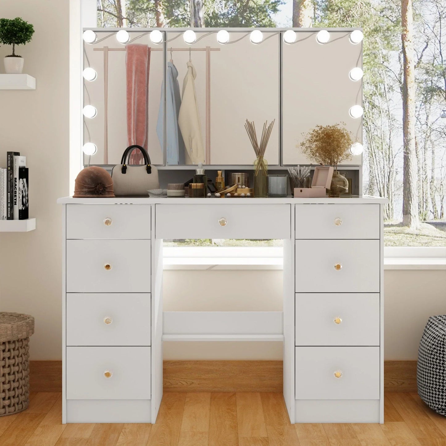 Comò per trucco con specchio a tre ante, illuminazione certificata e piano in vetro