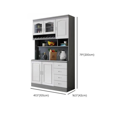 Cucina in legno, credenza bianca, portabottiglie integrato