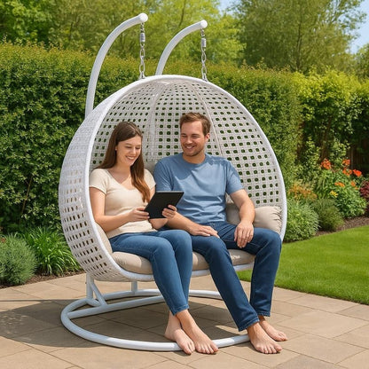 LeisureMod Sedia a Uovo Sospesa per 2 Persone con Supporto - Dondolo Pensile per Esterni/Interni in Rattan Intrecciato con Cuscini