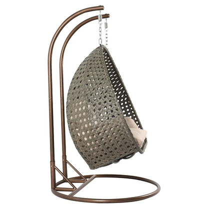 LeisureMod Sedia a Uovo Sospesa per 2 Persone con Supporto - Dondolo Pensile per Esterni/Interni in Rattan Intrecciato con Cuscini